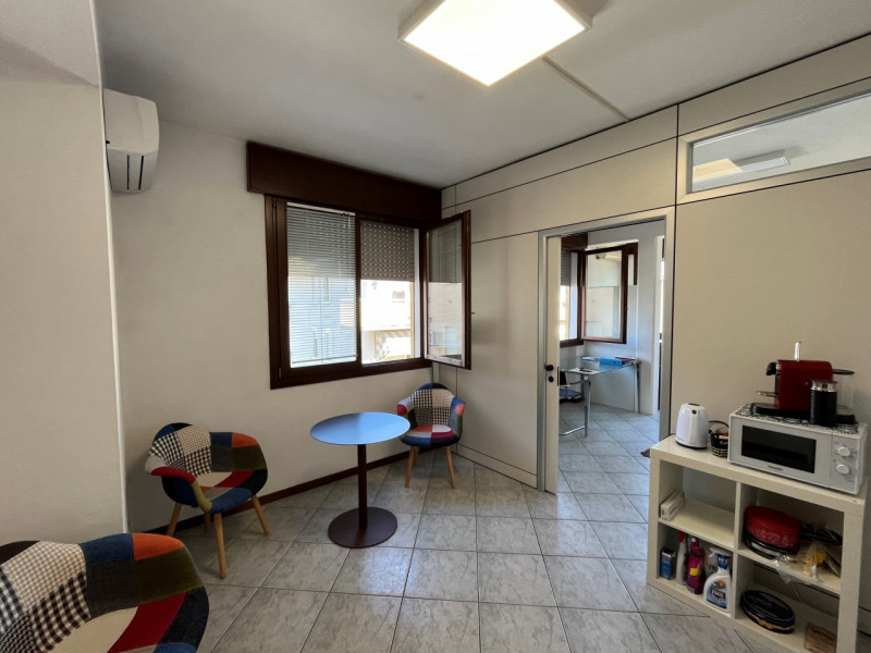 Immagine 3 di Ufficio in vendita  in Via della Provvidenza a Rubano