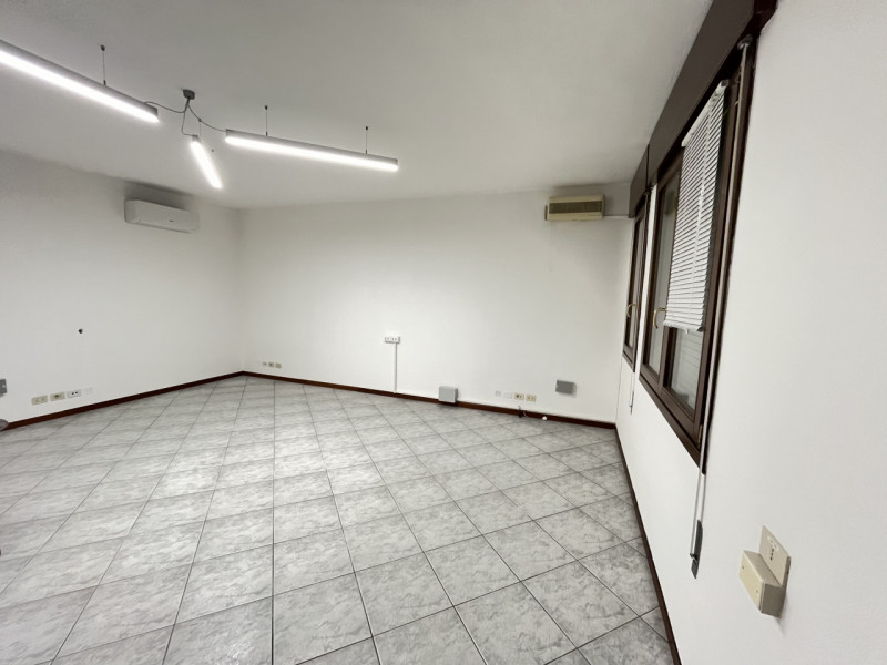 Immagine 10 di Ufficio in vendita  in Via della Provvidenza a Rubano