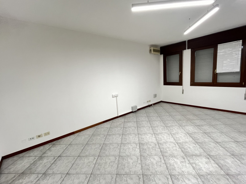 Immagine 12 di Ufficio in vendita  in Via della Provvidenza a Rubano