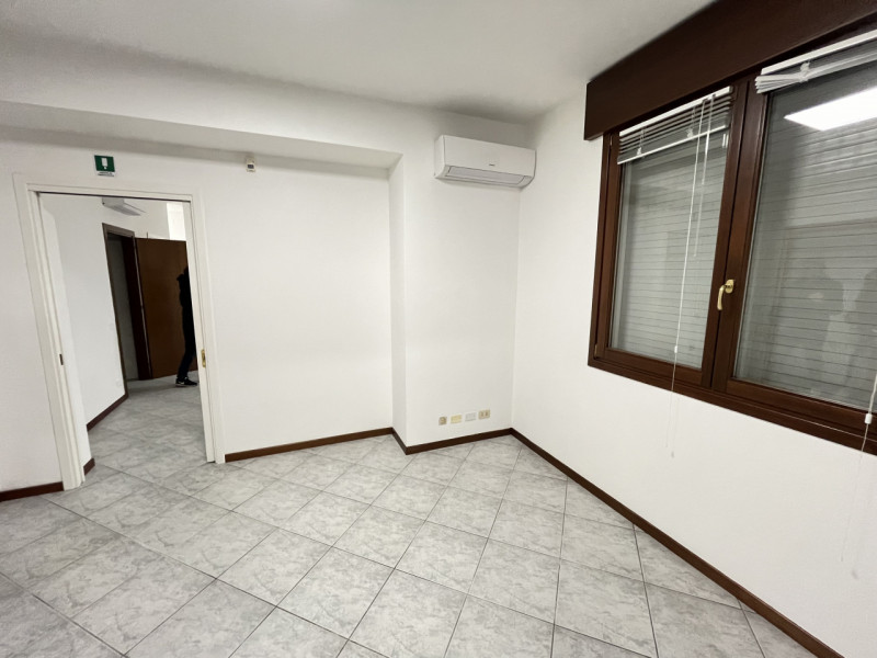Immagine 17 di Ufficio in vendita  in Via della Provvidenza a Rubano