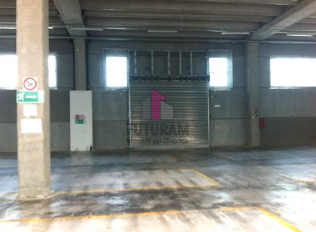 Immagine 2 di Capannone industriale in affitto  a Marcon