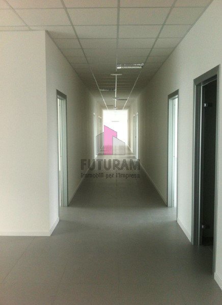 Immagine 3 di Capannone industriale in affitto  a Marcon