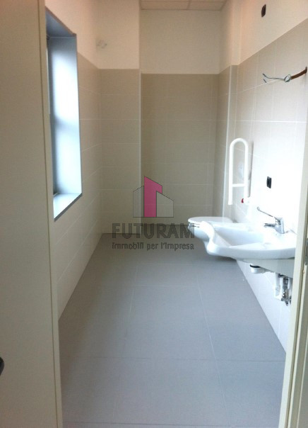 Immagine 4 di Capannone industriale in affitto  a Marcon