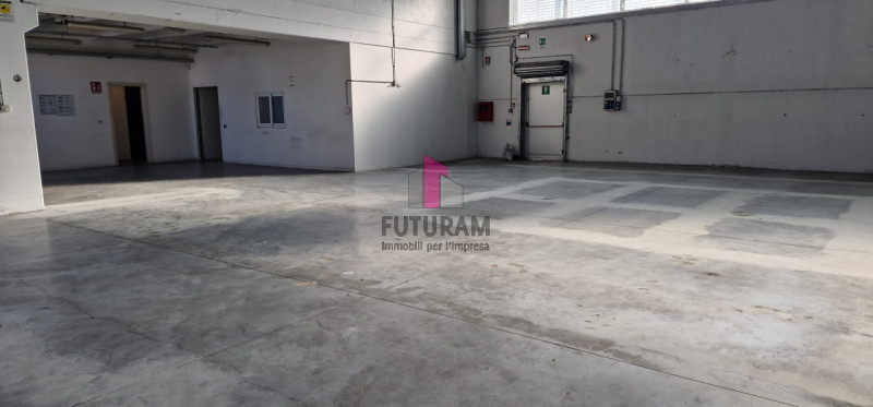 Immagine 6 di Capannone industriale in affitto  a Marcon