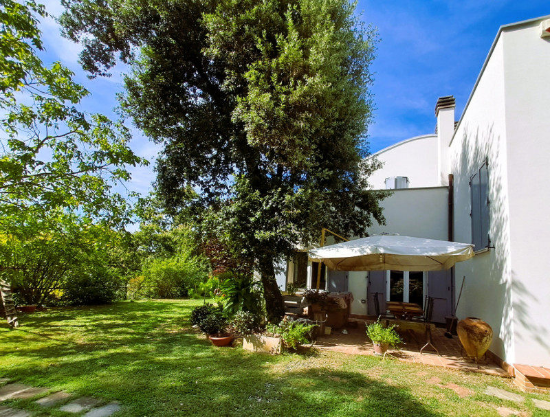 Immagine 4 di Villa in vendita  a Magione