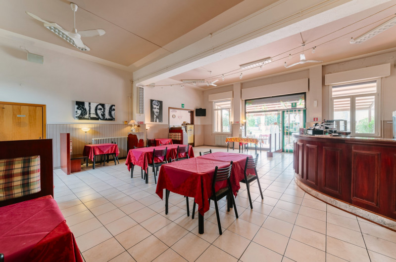 Immagine 1 di Attività commerciale in vendita  in piazza antonio gramsci 7 a Borgo Mantovano