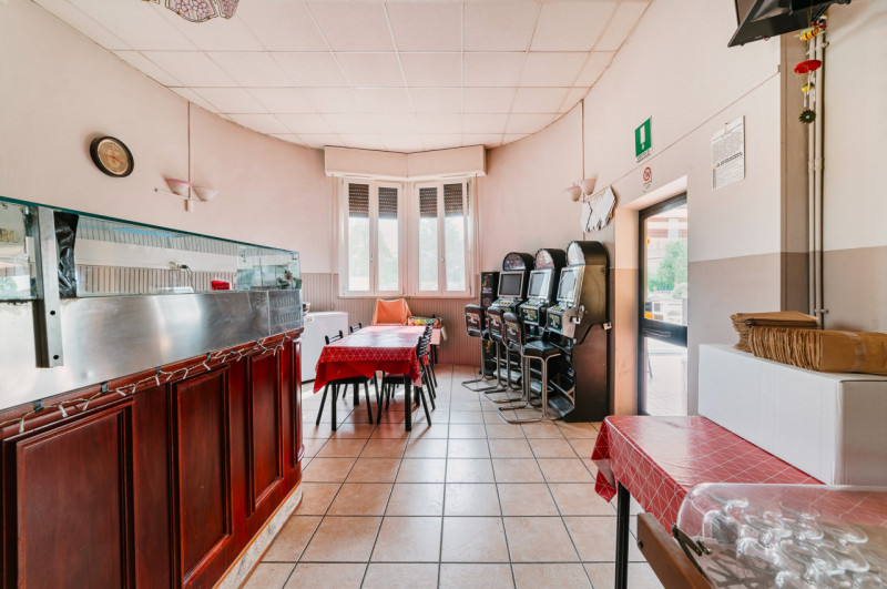 Immagine 15 di Attività commerciale in vendita  in piazza antonio gramsci 7 a Borgo Mantovano