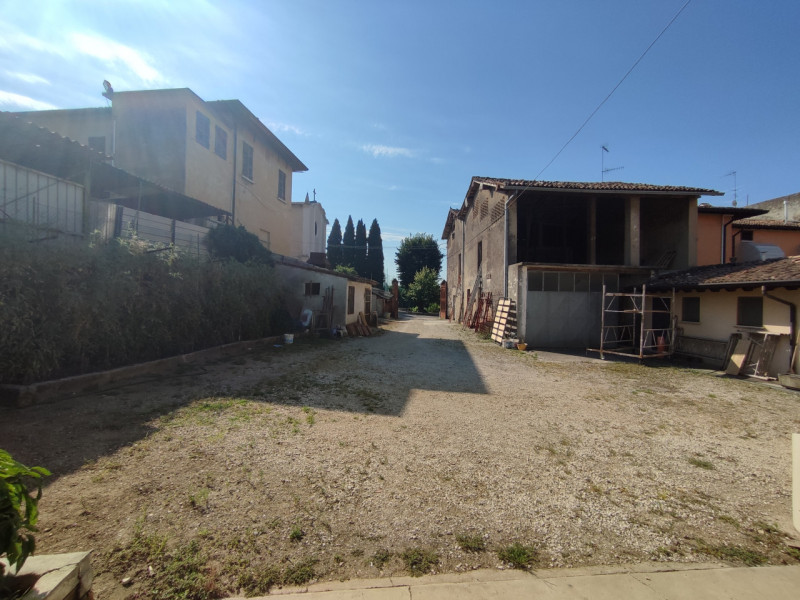 Immagine 11 di Rustico / casale in vendita  in Via 24 Maggio a Lonato del Garda
