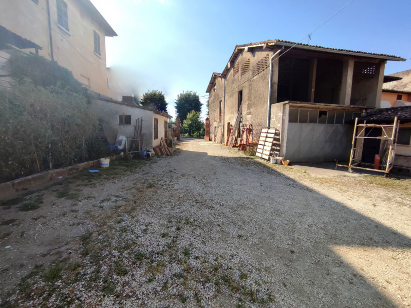 Immagine 19 di Rustico / casale in vendita  in Via 24 Maggio a Lonato del Garda
