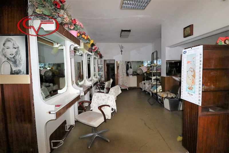 Immagine 1 di Negozio in vendita  in centro a Montevarchi