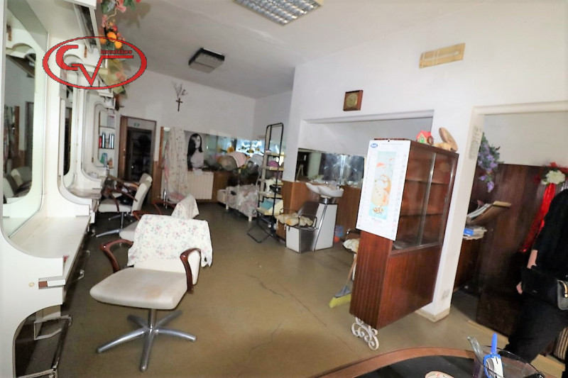 Immagine 9 di Negozio in vendita  in centro a Montevarchi