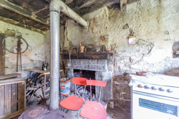 Immagine 10 di Rustico / casale in vendita  in Frazione Villula a Corniglio