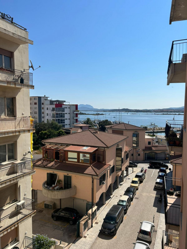 Immagine 2 di Appartamento in vendita  a Olbia