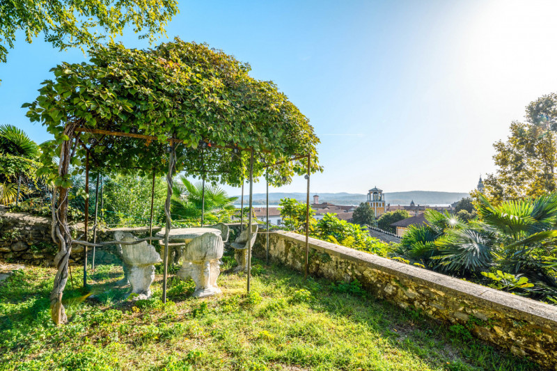 Immagine 2 di Villa in vendita  in via Cantoni, 10 a Arona