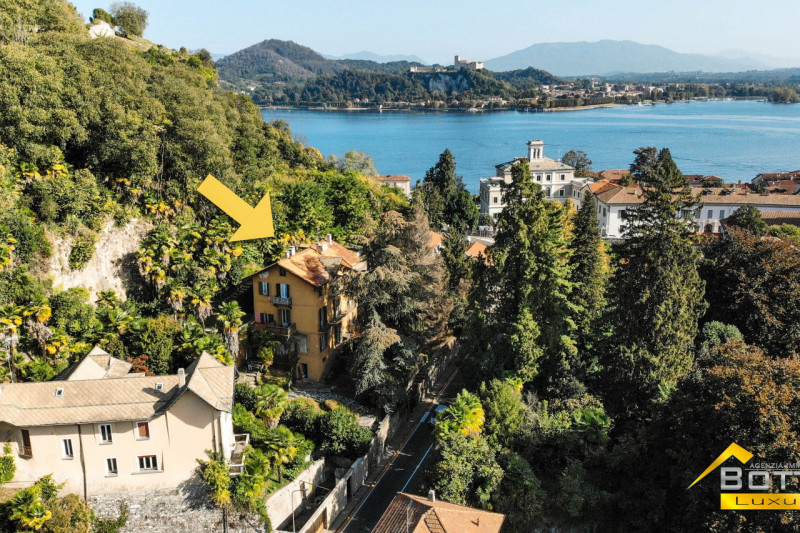 Immagine 5 di Villa in vendita  in via Cantoni, 10 a Arona