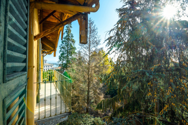 Immagine 10 di Villa in vendita  in via Cantoni, 10 a Arona