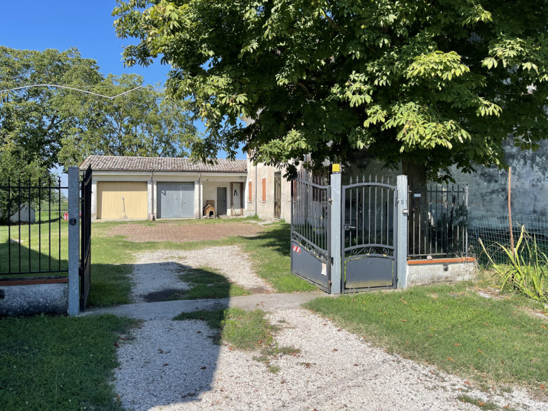 Immagine 2 di Rustico / casale in vendita  a Suzzara