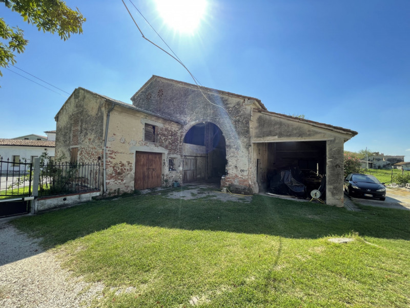 Immagine 17 di Rustico / casale in vendita  a Suzzara