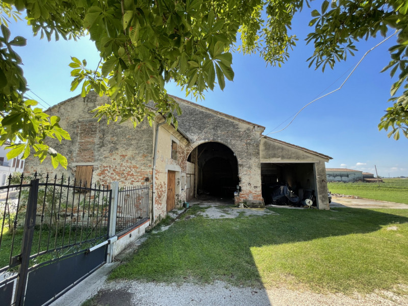 Immagine 19 di Rustico / casale in vendita  a Suzzara