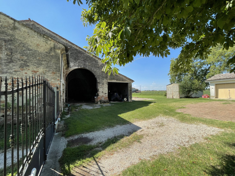 Immagine 21 di Rustico / casale in vendita  a Suzzara