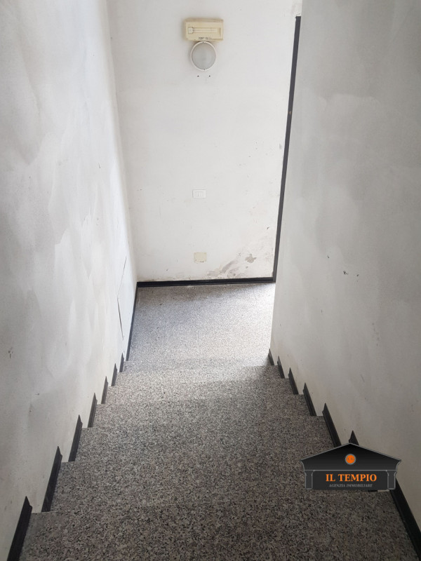 Immagine 2 di Laboratorio in vendita  in VIA ISONZO a Monticello Conte Otto