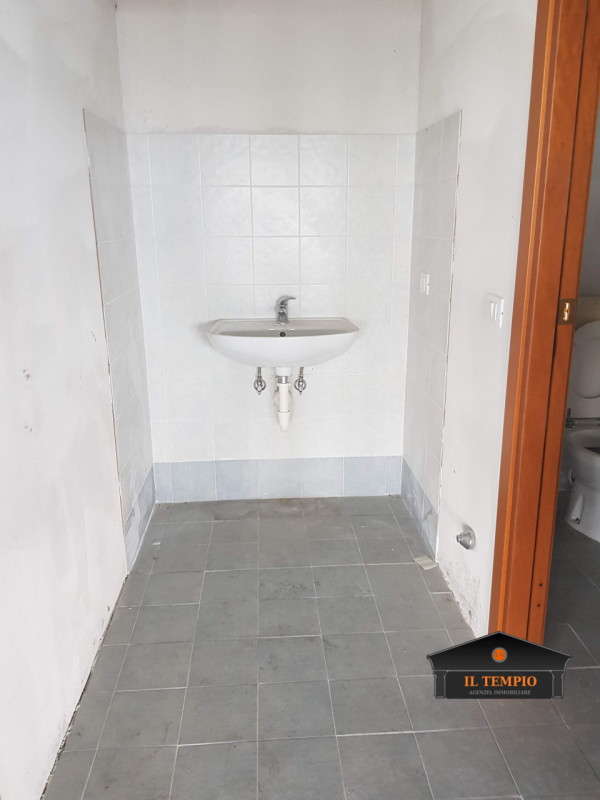 Immagine 3 di Laboratorio in vendita  in VIA ISONZO a Monticello Conte Otto