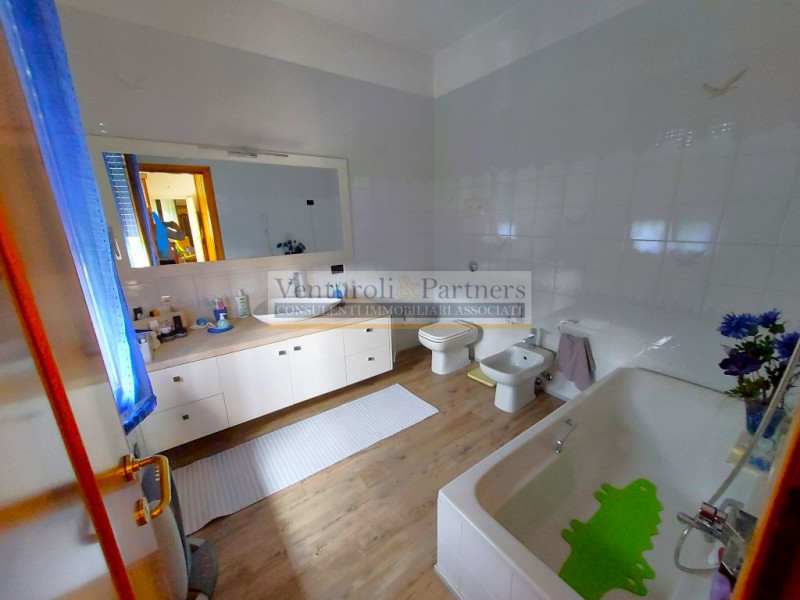 Immagine 8 di Appartamento in vendita  in cesare battisti a Lonato del Garda