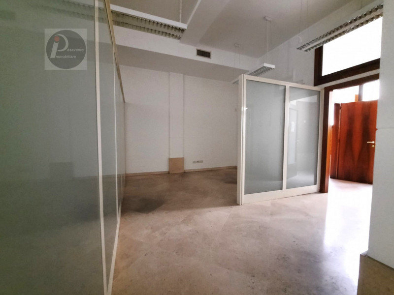 Immagine 3 di Negozio in affitto  a Padova