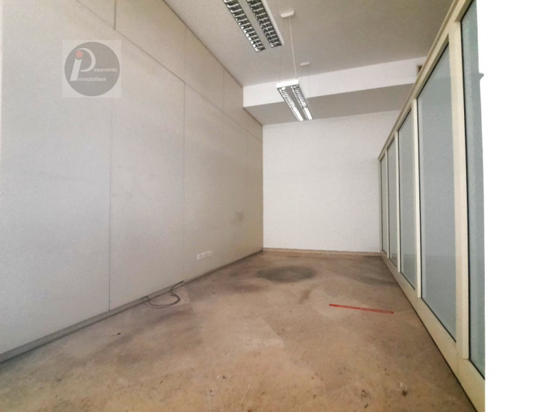 Immagine 4 di Negozio in affitto  a Padova