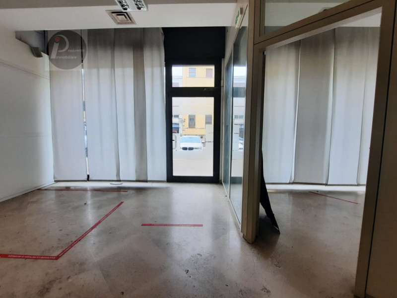 Immagine 5 di Negozio in affitto  a Padova