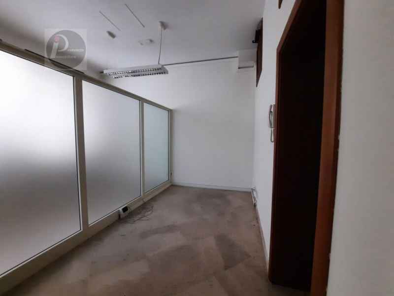 Immagine 8 di Negozio in affitto  a Padova