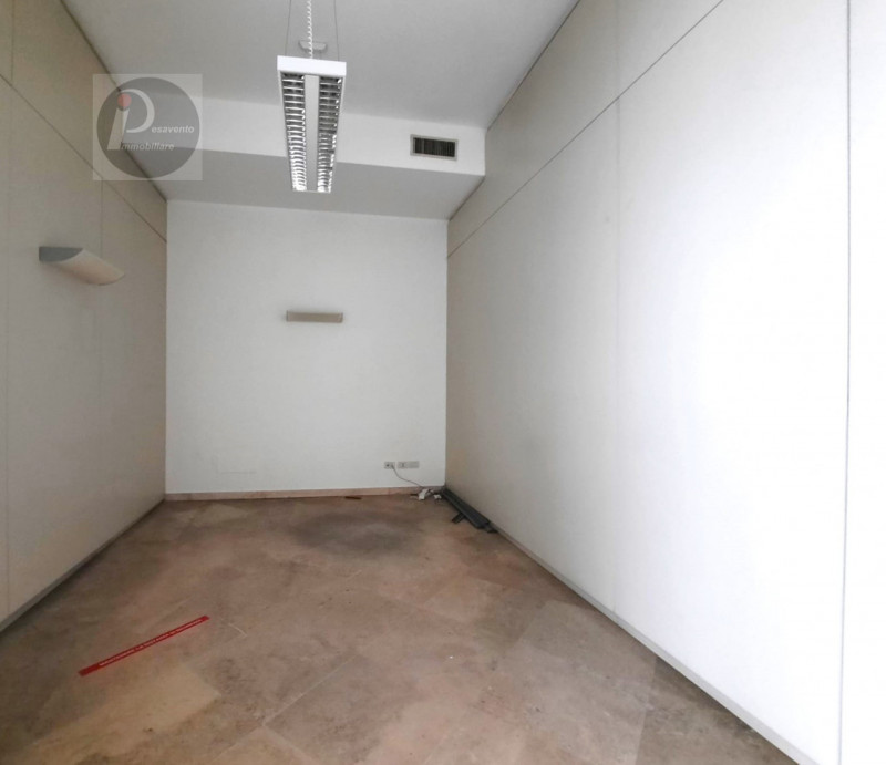 Immagine 10 di Negozio in affitto  a Padova