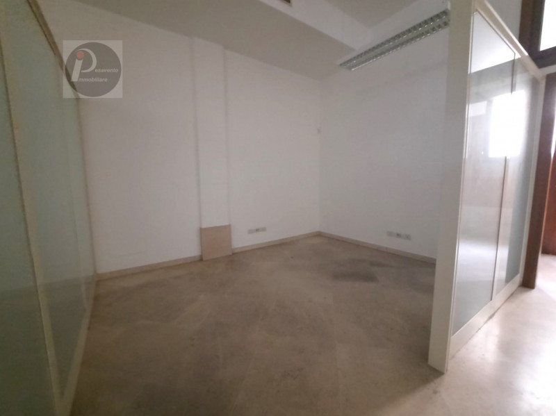 Immagine 11 di Negozio in affitto  a Padova