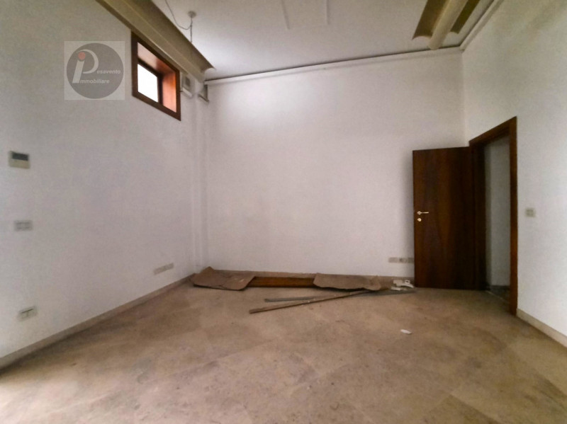 Immagine 12 di Negozio in affitto  a Padova