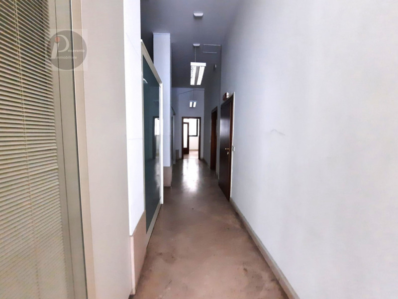 Immagine 13 di Negozio in affitto  a Padova
