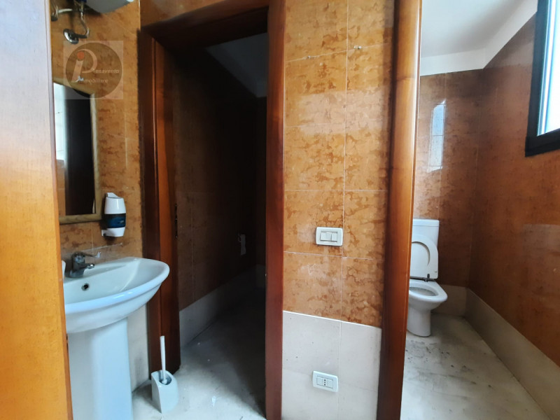 Immagine 14 di Negozio in affitto  a Padova