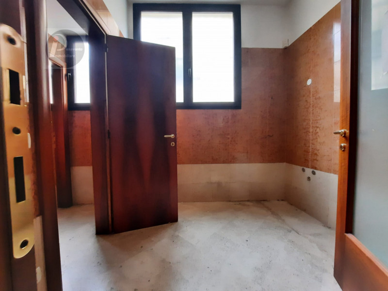 Immagine 15 di Negozio in affitto  a Padova