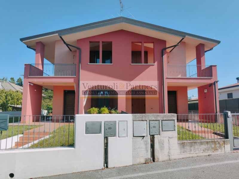 Immagine 1 di Casa bifamiliare in vendita  in via Longhi a Castiglione Delle Stiviere