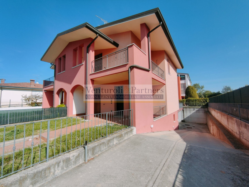 Immagine 2 di Casa bifamiliare in vendita  in via Longhi a Castiglione Delle Stiviere