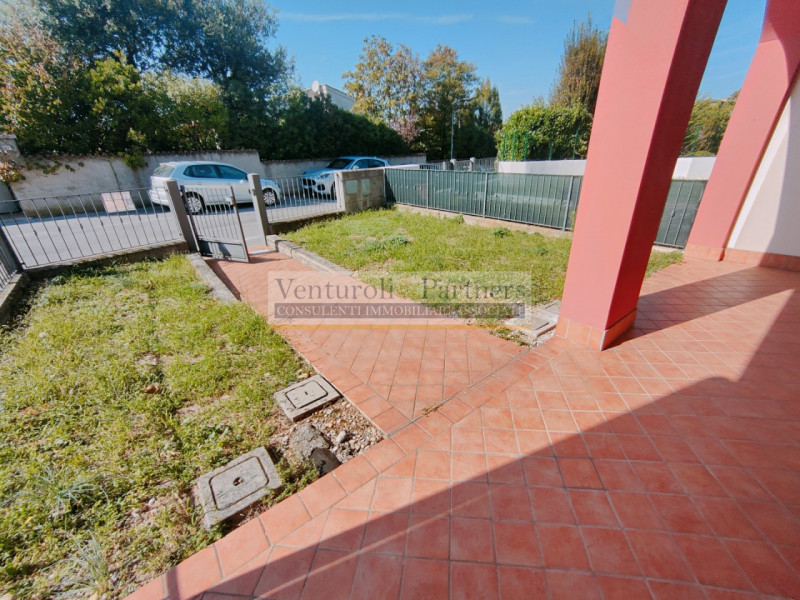 Immagine 3 di Casa bifamiliare in vendita  in via Longhi a Castiglione Delle Stiviere