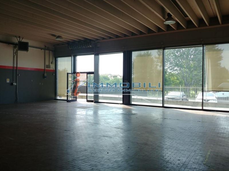 Immagine 1 di Negozio in affitto  in VIA QUATTRO NOVEMBRE a Cavenago Di Brianza