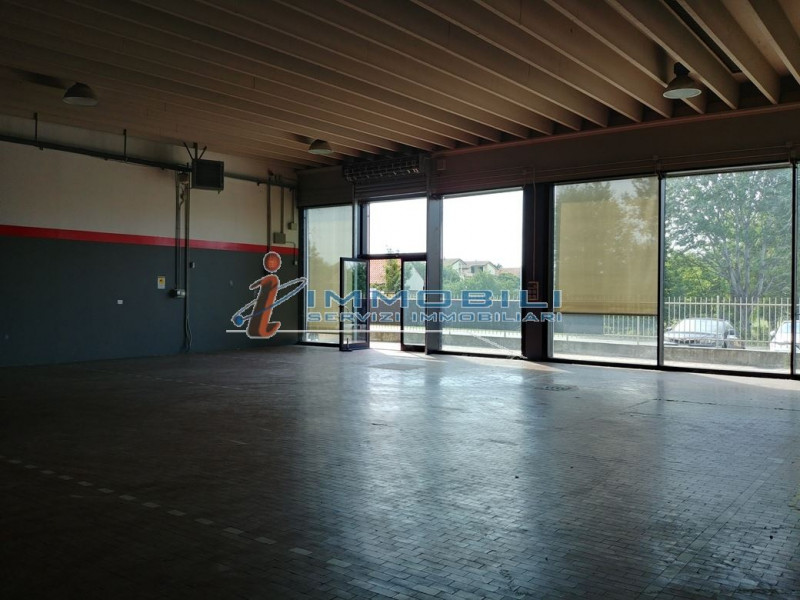 Immagine 2 di Negozio in affitto  in VIA QUATTRO NOVEMBRE a Cavenago Di Brianza