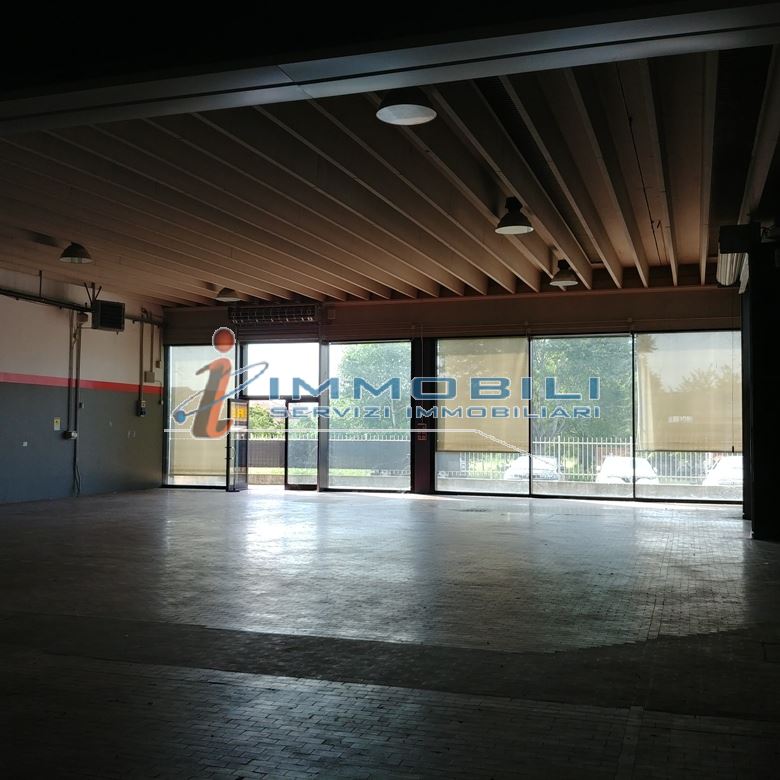 Immagine 3 di Negozio in affitto  in VIA QUATTRO NOVEMBRE a Cavenago Di Brianza