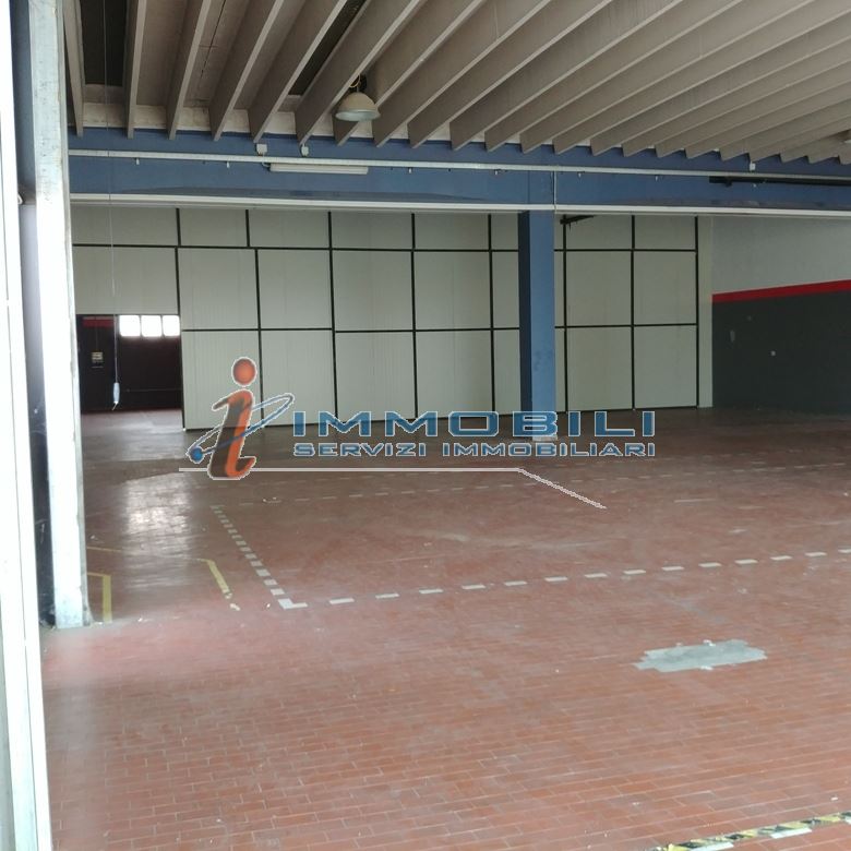 Immagine 4 di Negozio in affitto  in VIA QUATTRO NOVEMBRE a Cavenago Di Brianza