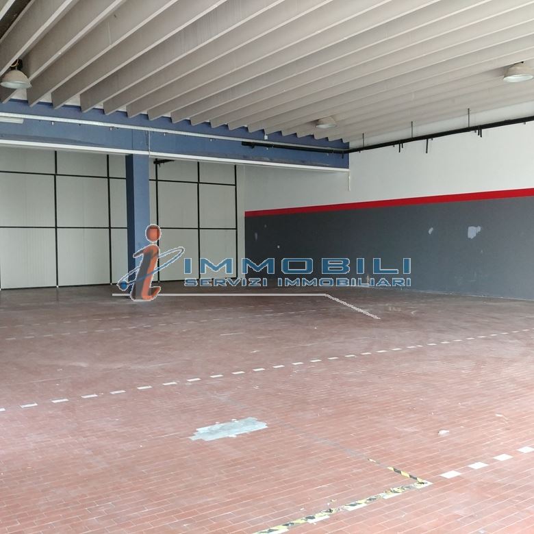 Immagine 5 di Negozio in affitto  in VIA QUATTRO NOVEMBRE a Cavenago Di Brianza