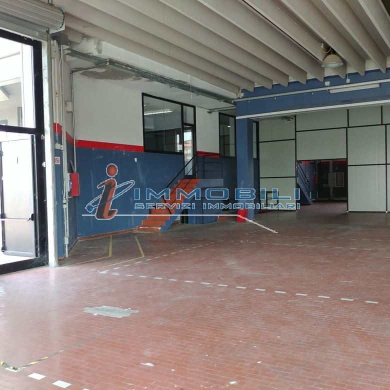 Immagine 6 di Negozio in affitto  in VIA QUATTRO NOVEMBRE a Cavenago Di Brianza