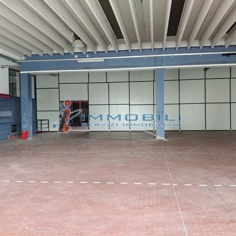 Immagine 7 di Negozio in affitto  in VIA QUATTRO NOVEMBRE a Cavenago Di Brianza