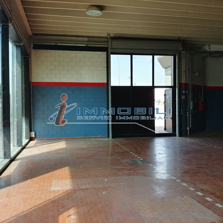 Immagine 8 di Negozio in affitto  in VIA QUATTRO NOVEMBRE a Cavenago Di Brianza