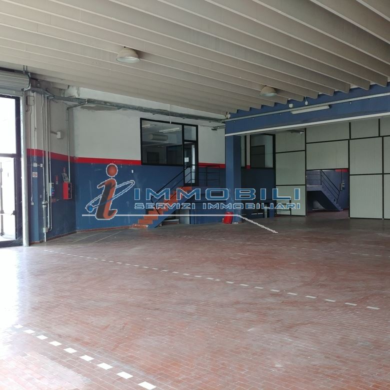 Immagine 9 di Negozio in affitto  in VIA QUATTRO NOVEMBRE a Cavenago Di Brianza