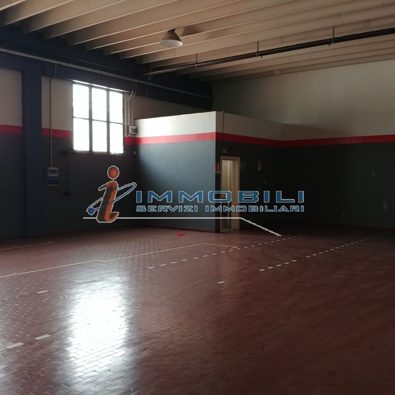 Immagine 10 di Negozio in affitto  in VIA QUATTRO NOVEMBRE a Cavenago Di Brianza